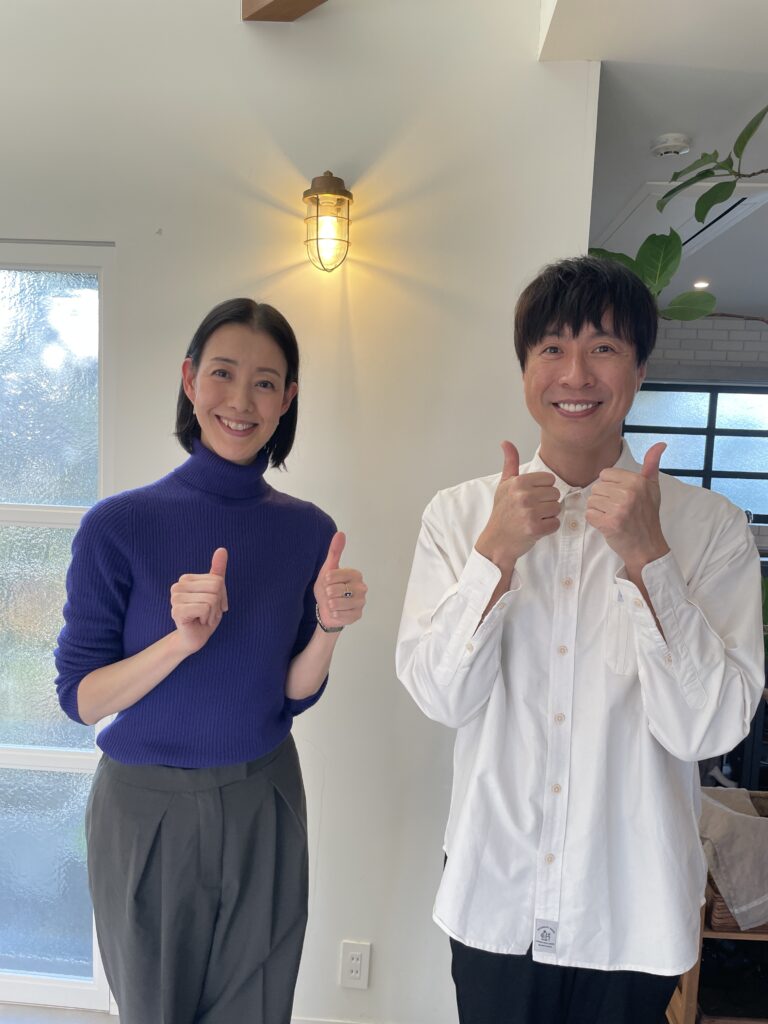 料理研究家コウケンテツさんと姿勢指導後に並んで笑顔のEiko Tani